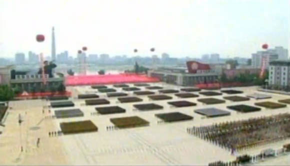 7月27日是《朝鮮停戰(zhàn)協(xié)定》簽署60周年紀(jì)念日，朝鮮在首都平壤舉行的盛大的閱兵儀式。圖為閱兵廣場。