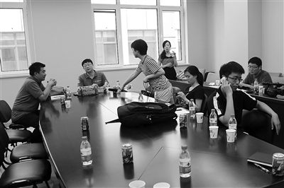 昨日，什剎海街道辦事處第四會議室，“什剎海女童練攤父親被打”事件的通氣會現(xiàn)場。
