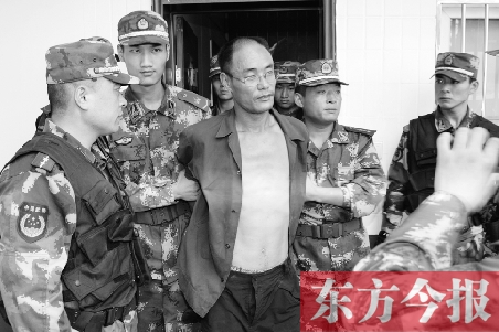 7月27日13時(shí)50分許，駐馬店市西平縣的“7·25”連環(huán)殺人案犯罪嫌疑人丁金華（左三）在禹州落網(wǎng)