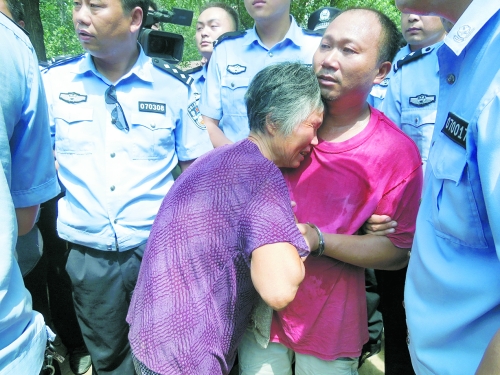 潛逃23年，歸案之時再見父母，最不能承受的究竟是誰？