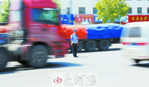 連霍高速受橋梁爆破影響禁止通車，310國(guó)道車流量迅速增加，當(dāng)?shù)亟痪块T安排大量警力保障道路暢通。