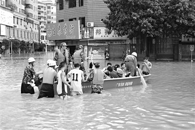 18日，廣東省清遠(yuǎn)市陽山縣縣城,消防官兵合力推動(dòng)沖鋒舟，轉(zhuǎn)移被困學(xué)生。新華社發(fā)
