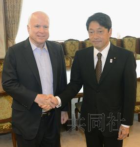 21日上午，美國(guó)共和黨資深參議員麥凱恩（左）與日本防衛(wèi)相小野寺在防衛(wèi)省會(huì)談前握手。（圖片來(lái)源：日本共