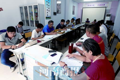 消費(fèi)者代表和旁聽(tīng)人員走進(jìn)社區(qū)，聽(tīng)取市民關(guān)于鄭州地鐵的意見(jiàn)和建議