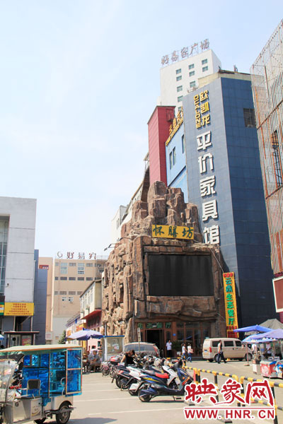在該酒店一層的入口處，屹立著一座4層樓高的假山，氣勢雄偉。
