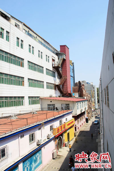 該家具賣場共6層樓，第7層建筑與其他樓層風(fēng)格迥然不同，有明顯后期加蓋痕跡