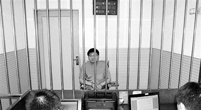 警方審訊犯罪嫌疑人“秦火火”。