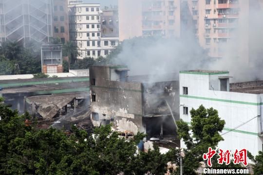廣州白云區(qū)一倉庫爆炸致4死36傷，事發(fā)3個多小時后現(xiàn)場仍冒著白煙?！「邩s權(quán) 攝