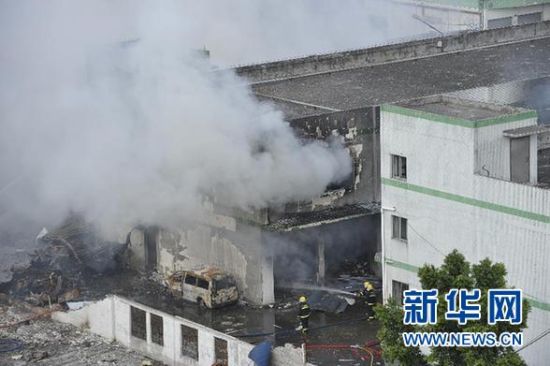 9月10日，消防人員在爆炸現(xiàn)場撲救火情。 新華社記者 梁旭 攝