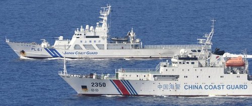 日本海上保安廳的4艘巡邏船則在數(shù)百米開外與之并列航行，展開一對(duì)一較量。