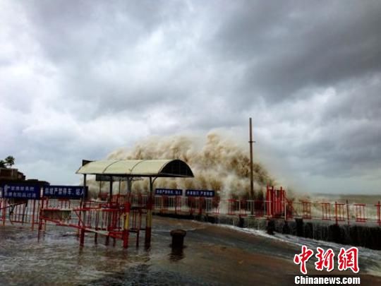 汕頭澄海萊蕪碼頭潮位猛漲，巨浪洶涌。