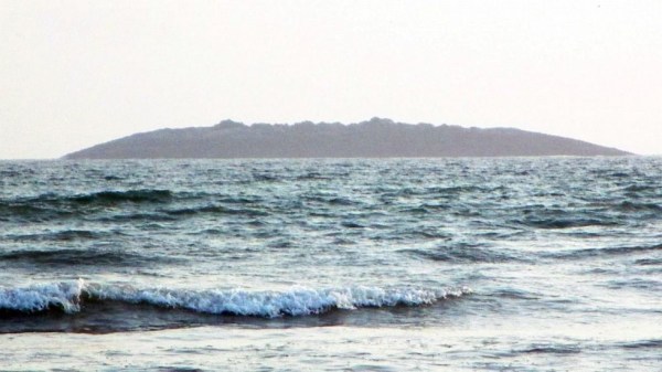 圖為在巴基斯坦靠近阿拉伯海的瓜達爾地區(qū)（Gwadar）近海600米處冒出一個小島。