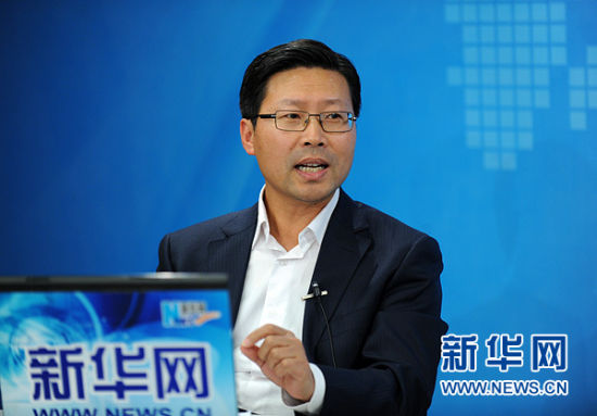 圖為嘉賓與主持人交談。新華網(wǎng) 陳競超 攝