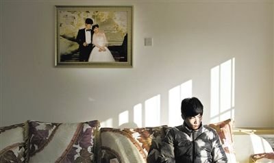 11月28日，青島膠南，丁海偉的婚房掛著與妻子的結婚照。如今妻子和未出世的孩子都已離世。新京報記者 周崗峰 攝