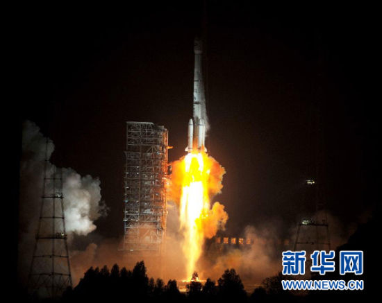 12月21日,載有玻利維亞通信衛(wèi)星的長(zhǎng)征三號(hào)乙運(yùn)載火箭點(diǎn)火發(fā)射。當(dāng)日零時(shí)42分,我國(guó)在西昌衛(wèi)星發(fā)射中心用長(zhǎng)征三號(hào)乙運(yùn)載火箭,成功將玻利維亞通信衛(wèi)星發(fā)射升空,衛(wèi)星順利進(jìn)入預(yù)定軌道。玻利維亞通信衛(wèi)星是該國(guó)擁有的第一顆衛(wèi)星。新華社記者 燕雁 攝