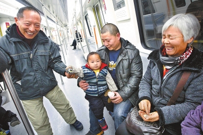 乘客中有80歲的老人，也有幾歲大的小孩，他們眼神共同傳遞著：新鮮和好奇。記者王錚攝