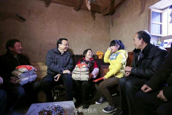 27日，李克強(qiáng)到安康旬陽金坡村看望留守兒童。