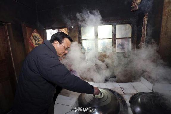 27日，李克強(qiáng)到安康旬陽金坡村看望留守兒童。