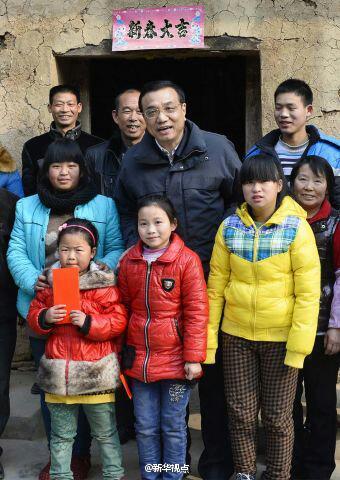 27日，李克強(qiáng)到安康旬陽金坡村看望留守兒童。