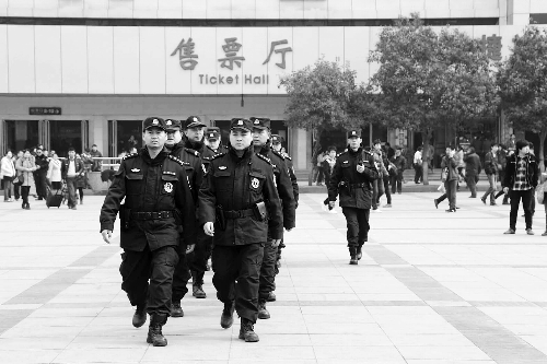 3月2日，鄭州市特警加強(qiáng)對人員密集場所的武裝巡邏。