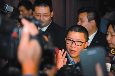 3月10日23時許，與馬航失聯(lián)航班部分乘客家屬乘坐同一航班的乘客在北京首都機(jī)場辦理值機(jī)手續(xù)。新華社
