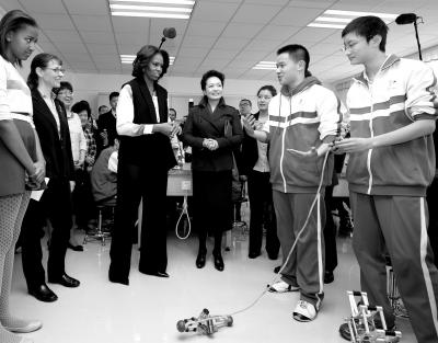 昨天上午，彭麗媛與米歇爾共同參觀北師大二附中，觀看學(xué)生們演示自己設(shè)計(jì)制作的幾何機(jī)器人。