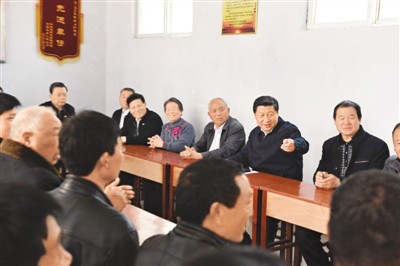 3月17日，習(xí)近平在河南省蘭考縣東壩頭鄉(xiāng)張莊村村委會(huì)與干部群眾座談，聽(tīng)取意見(jiàn)和建議。