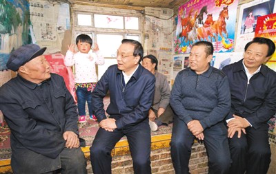 3月27日，李克強(qiáng)在內(nèi)蒙古自治區(qū)翁牛特旗橋頭鎮(zhèn)太平莊村看望貧困戶。