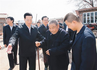 3月26日，張高麗在吉林省農(nóng)安縣農(nóng)安鎮(zhèn)小橋子村看望貧困戶王井山一家。