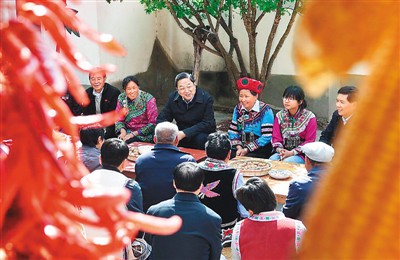 3月24日，俞正聲在云南省武定縣插甸鄉(xiāng)彝族小院農(nóng)戶家中進(jìn)行座談交流，聽(tīng)取基層黨員群眾意見(jiàn)建議。