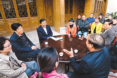 3月23日，劉云山在陜西省咸陽(yáng)市禮泉縣煙霞鎮(zhèn)袁家村與基層干部群眾座談，聽(tīng)取對(duì)教育實(shí)踐活動(dòng)的意見(jiàn)建議。