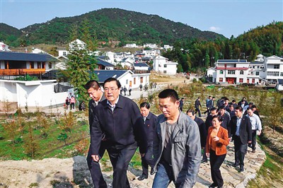 3月25日，張德江在福建省上杭縣古田鎮(zhèn)吳地村看望群眾。