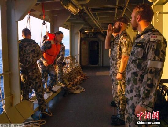 　據(jù)澳大利亞海軍4月11日發(fā)布的圖片顯示，中澳海軍海上聯(lián)合搜尋失聯(lián)客機。據(jù)悉，澳大利亞總理當(dāng)天表示，澳方執(zhí)行搜尋失聯(lián)客機任務(wù)的搜救人員已獲知黑匣子的大致位置。