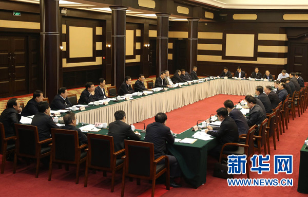 4月28日，中共中央政治局常委、國務(wù)院總理李克強(qiáng)在重慶主持召開座談會