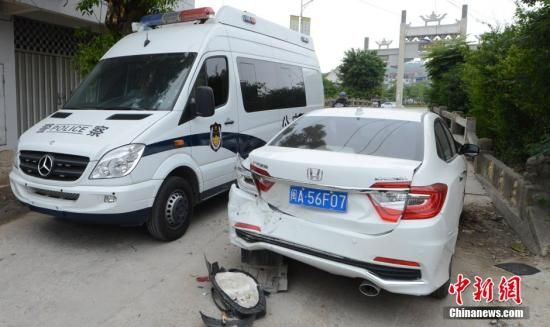  4月28日，福建省福州市閩侯縣發(fā)生一起惡性駕車撞人事件，圖為被撞車輛損毀嚴(yán)重。經(jīng)初查，該肇事男子叫林某新（漢族，37歲，福州長樂人），因婚姻問題，情緒失控，駕車從閩侯縣青口鎮(zhèn)往尚干鎮(zhèn)方向，沿奔馳大道行駛，連續(xù)撞人。中新社發(fā) 劉可耕 攝