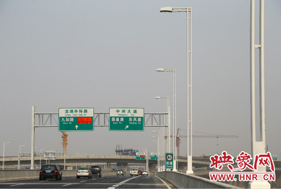 市民可通過北三環(huán)快速路高架橋直達(dá)東區(qū)。