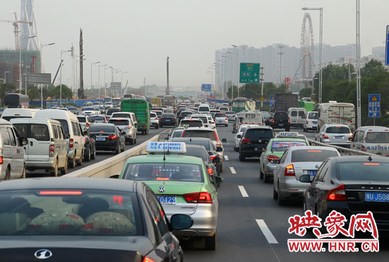 5月1日零時(shí)至3日24時(shí)，全省高速公路安全平穩(wěn)運(yùn)行，累計(jì)車流量440.53萬輛。