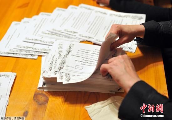 　　當(dāng)?shù)貢r間2014年5月11日，烏克蘭東部地區(qū)選舉工作人員開始公投計票工作。