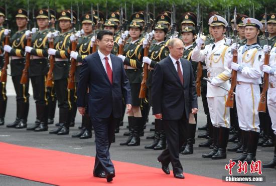 5月20日，中國國家主席習(xí)近平在上海舉行儀式歡迎俄羅斯總統(tǒng)普京訪華。中新社發(fā) 廖攀 攝