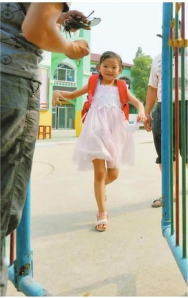 　　昨日，潛江市浩口鎮(zhèn)第三小學(xué)已被戒嚴(yán)，下午幼兒園學(xué)生放學(xué)時，一些家長前來接孩子