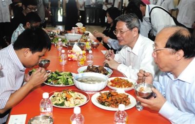 昨日中午，國臺辦主任張志軍（右二）在臺中市長胡志強(qiáng)的陪同下和盲校的孩子共進(jìn)午餐。當(dāng)晚，張志軍結(jié)束訪臺回京。 新華社發(fā)