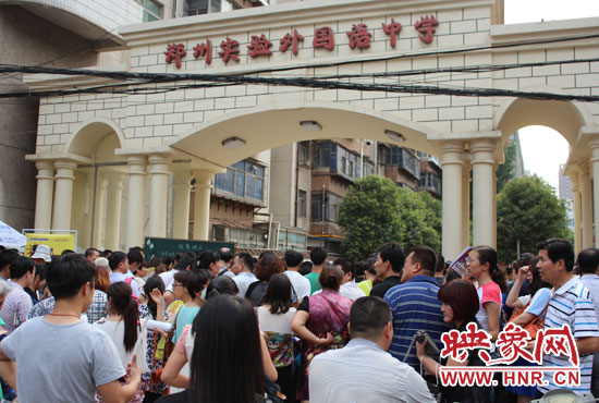 考試快結(jié)束時，陪考的家長涌入學(xué)校接孩子。
