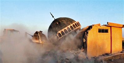 ISIS武裝人員駕駛推土機推倒一座清真寺的墻體。
