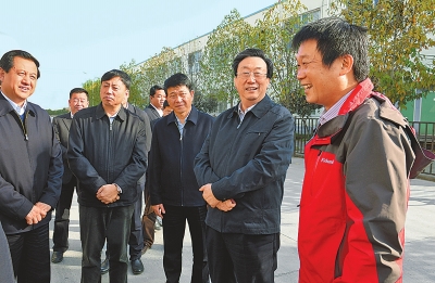 　11月4日下午,省委書記、省人大常委會主任郭庚茂在襄城縣精美鞋業(yè)有限公司調(diào)研。記者 杜小偉/攝