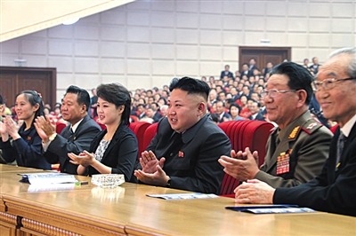 　5月19日，金正恩和夫人李雪主觀看演出，金與正（左一）坐在金正恩右邊第三個(gè)位置。