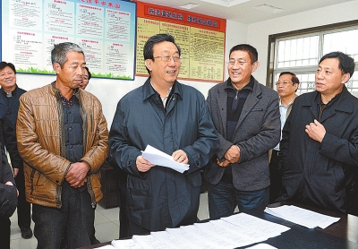 11月25日下午，省委書記、省人大常委會(huì)主任郭庚茂在延津縣石婆固鎮(zhèn)集北村與村民親切交談。