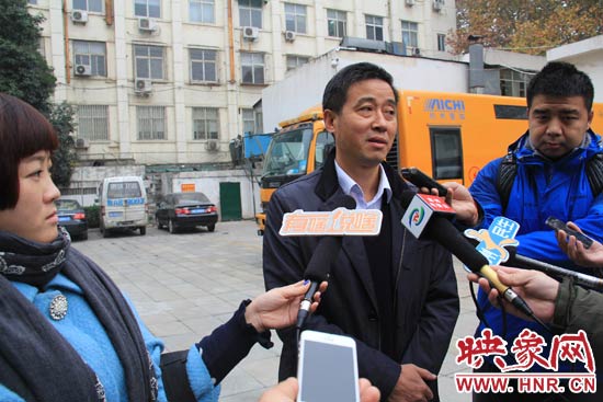 鄭州城市管理局行政執(zhí)法監(jiān)察支隊二大隊副大隊長杜陸水就“河南省人民會堂違法戶外廣告”一事，接受媒體采訪