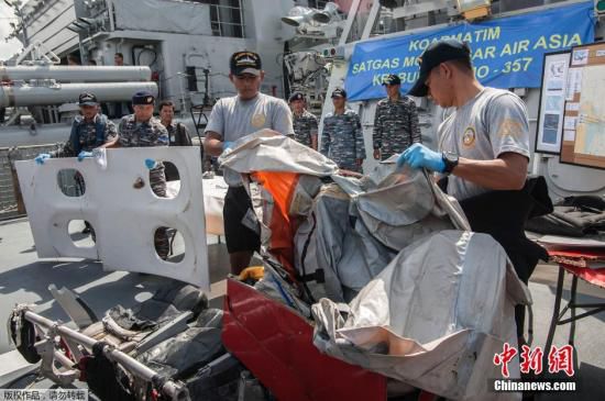 　當?shù)貢r間2015年1月5日，印尼泗水，印尼海軍展示從爪哇海中打撈到的亞航失事客機殘骸與遇難者的遺物