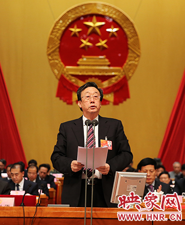 在表決通過各項決議后，省委書記、省人大常委會主任郭庚茂作出講話