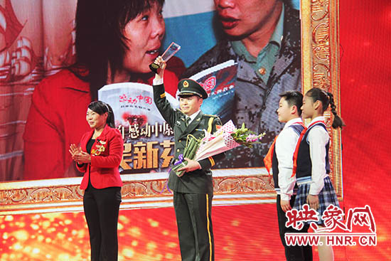 中國人民解放軍71352部隊19分隊管理員王留杰上臺接受頒獎。